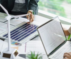 paneles-solares-energia-verde-gente-de-negocios-que-trabaja-en-oficinas-ecologicas-reunion-de-negocios