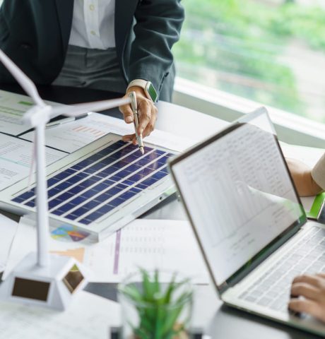 paneles-solares-energia-verde-gente-de-negocios-que-trabaja-en-oficinas-ecologicas-reunion-de-negocios